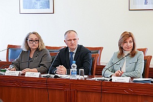 Заместитель председателя КСП Вологодской области Елена Богданова, аудиторы Василий Лукин и Мария Пепшина приняли участие в заседании комитета по бюджету и налогам областного парламента