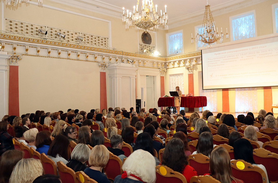 Председатель КСП Вологодской области Ирина Карнакова, аудитор Светлана Белякова и главный бухгалтер Ольга Наумова приняли участие в совещании, посвященном Дню бухгалтера