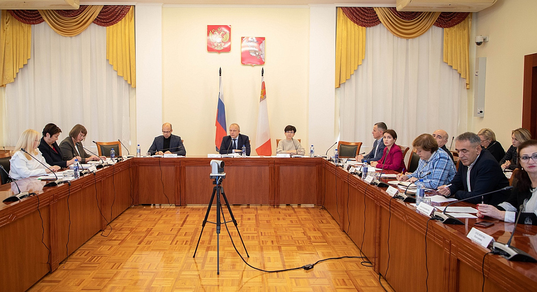 Председатель КСП Вологодской области Ирина Карнакова и аудитор Светлана Белякова участвовали в обсуждении госпрограммы развития образования в рамках «нулевых» парламентских чтений законопроекта об областном бюджете на 2025–2027 годы