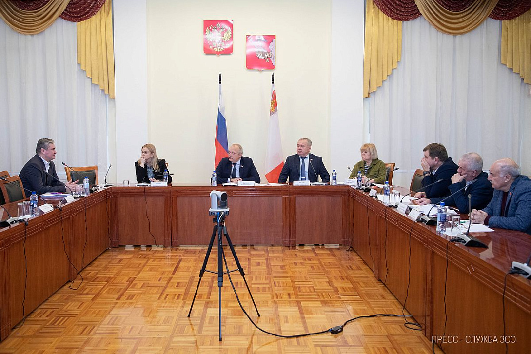 Председатель КСП Вологодской области Ирина Карнакова и аудитор Василий Лукин приняли участие в совместном заседании комитетов областного парламента по рассмотрению новой программы развития ветеринарной службы